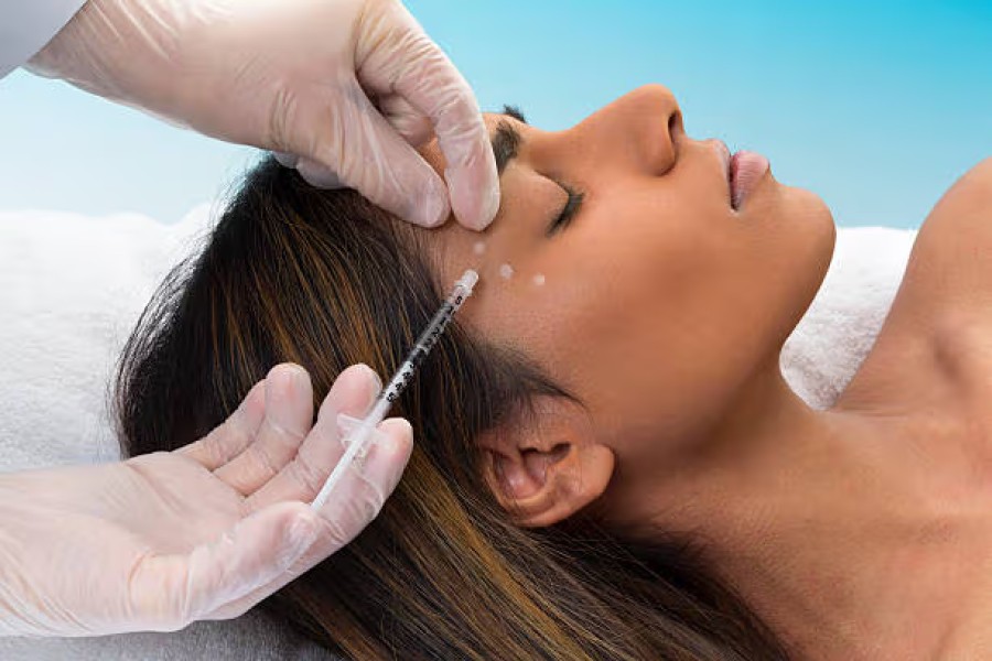 Dr Kiran Mane administering Botox treatment in Pune for forehead wrinkle reduction